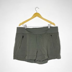 Athleta Trekkie North Shorts in Green Plus Size Size 18